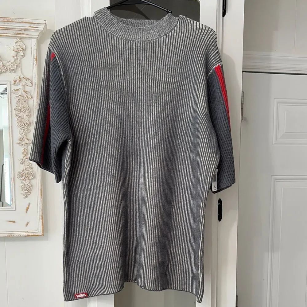 NWT Disney’s MARVEL Mens Gray Ribbed Knit Short Sleeved Sweater Size Small & XL